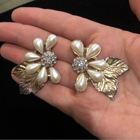 Faux Pearl/gold Vintaged earrings Floral leaves artistic 80s fashion jewellery. - Picture 6 of 9